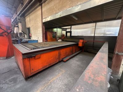 une grande machine installée à l'intérieur d'un bâtiment