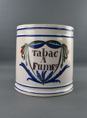 un récipient en céramique orné d'un motif sur lequel on peut lire « tabac à fumer »