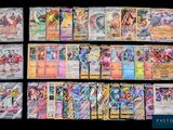 un tas de cartes pokemon posées les unes sur les autres