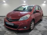 la toyota yaris rouge est garée sur un sol en damier