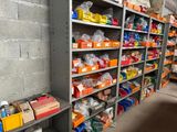 de nombreuses étagères remplies de produits alimentaires et de fournitures dans le magasin