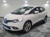 la voiture blanche est garée sur un carrelage à carreaux