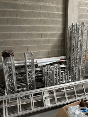 un homme qui se tient à côté d'une pile de cartons