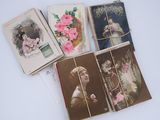 cinq vieilles cartes postales sur lesquelles figurent des femmes