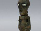 statue d'un homme avec un oiseau sur la tête et un chapeau sur la tête
