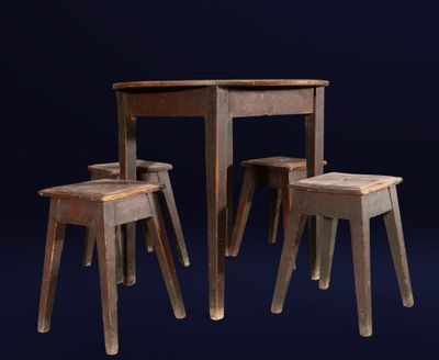 trois tabourets en bois et une table sur un fond bleu foncé