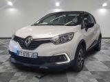 la voiture blanche est garée sur un sol en damier dans le garage