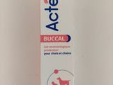 un gros plan sur un tube de dentifrice orné d'un chien