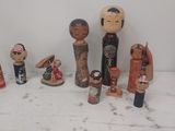 beaucoup de jouets en bois posés sur une table