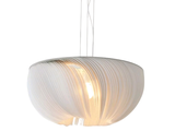 une lampe blanche suspendue au plafond