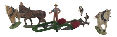 figurines représentant un homme debout à côté d'un traîneau tiré par des chevaux