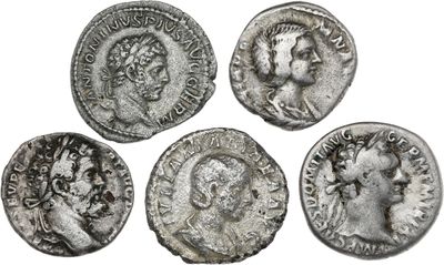 quatre pièces de monnaie romaines antiques représentant des têtes d'hommes et de femmes