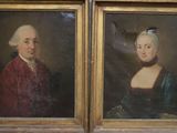 une paire de portraits représentant un homme et une femme vêtue d'une robe verte