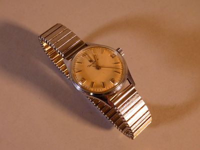 une montre posée sur une table