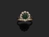 une bague à grappes d'émeraudes et de diamants