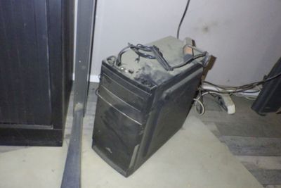 un bagage posé par terre à côté d'une porte