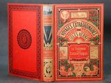 un vieux livre à la couverture rouge posé sur une table