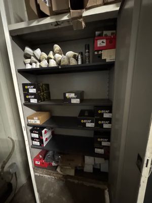 un placard dont les étagères sont remplies de cartons