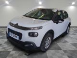 la citrole blanche est garée dans le garage sur un sol en damier