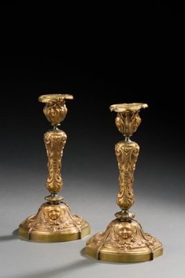 paire de bougeoirs anciens en laiton, ornés de motifs floraux