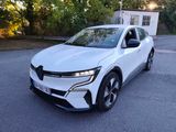 une voiture blanche garée sur le parking
