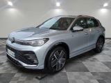 un SUV argenté garé sur un sol en damier dans un garage