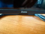 un gros plan d'un ordinateur portable posé sur une table en bois