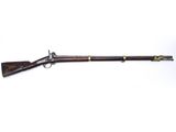 un fusil à canon en bois et à garnitures en laiton