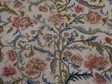 une image représentant un lit orné d'un motif floral