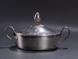 une cocotte ancienne en métal argenté, avec couvercle et poignées