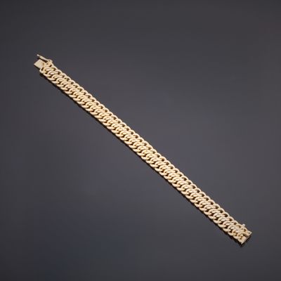 un bracelet en or composé d'un maillon et d'un fermoir