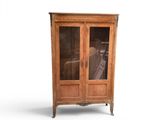 une image d'une armoire en bois avec des portes en verre