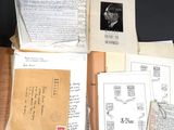 beaucoup de vieux papiers et de lettres posés sur une table