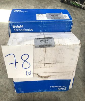 Deux boîtes sont empilées l'une sur l'autre par terre.