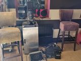 deux chaises et une table dans une pièce où se trouve un miroir