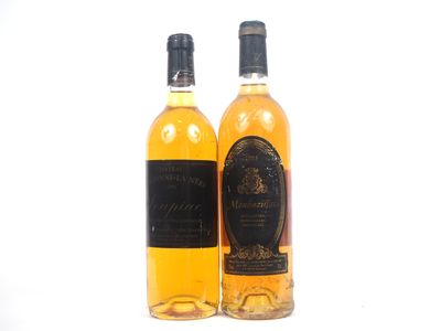 deux bouteilles de whisky posées l'une à côté de l'autre sur une surface blanche