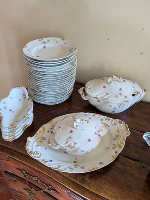 plusieurs assiettes et bols posés sur une table en bois