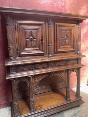 une vieille armoire en bois surmontée de deux portes