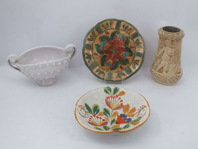 trois pièces de poterie sont posées sur une surface blanche