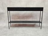 une table d'appoint en métal noir avec une étagère en dessous