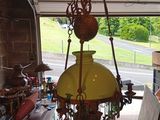 une lampe jaune suspendue au plafond d'un garage