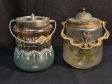 deux vases posés l'un à côté de l'autre sur une table