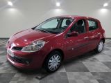 la voiture rouge est garée dans le garage sur le sol en damier