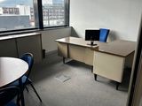 une pièce équipée d'un bureau, d'une chaise et d'un écran d'ordinateur