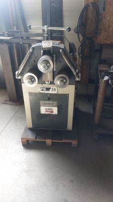 une machine posée sur une palette dans un garage