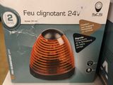 deux boîtes d'une lampe posées sur une étagère dans un magasin