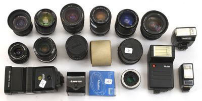 de nombreux appareils photo et objectifs différents posés sur une surface blanche