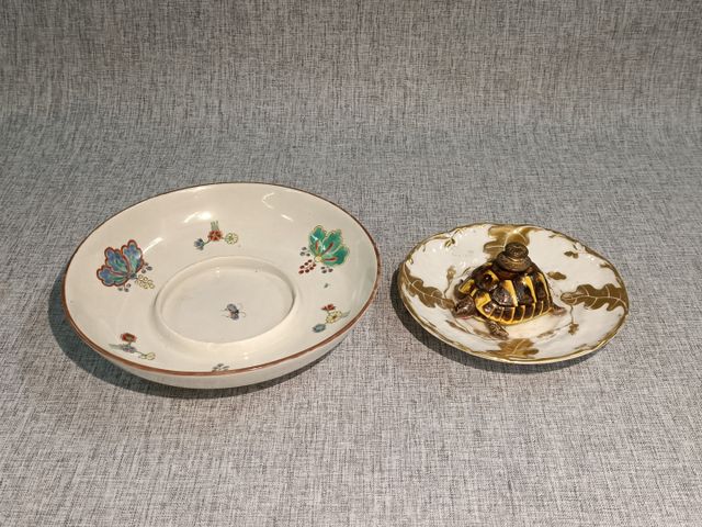 Bassin en porcelaine décor papillon et végétal polychrome, marque
