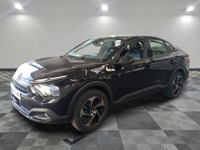 le 4x4 noir est garé sur un sol en damier dans le garage