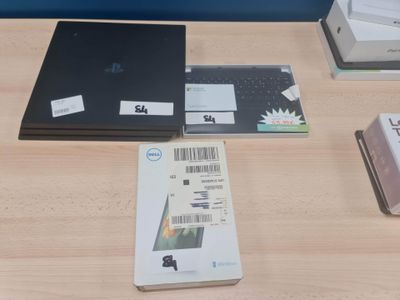 un ordinateur portable posé sur une table, avec une étiquette de prix dessus